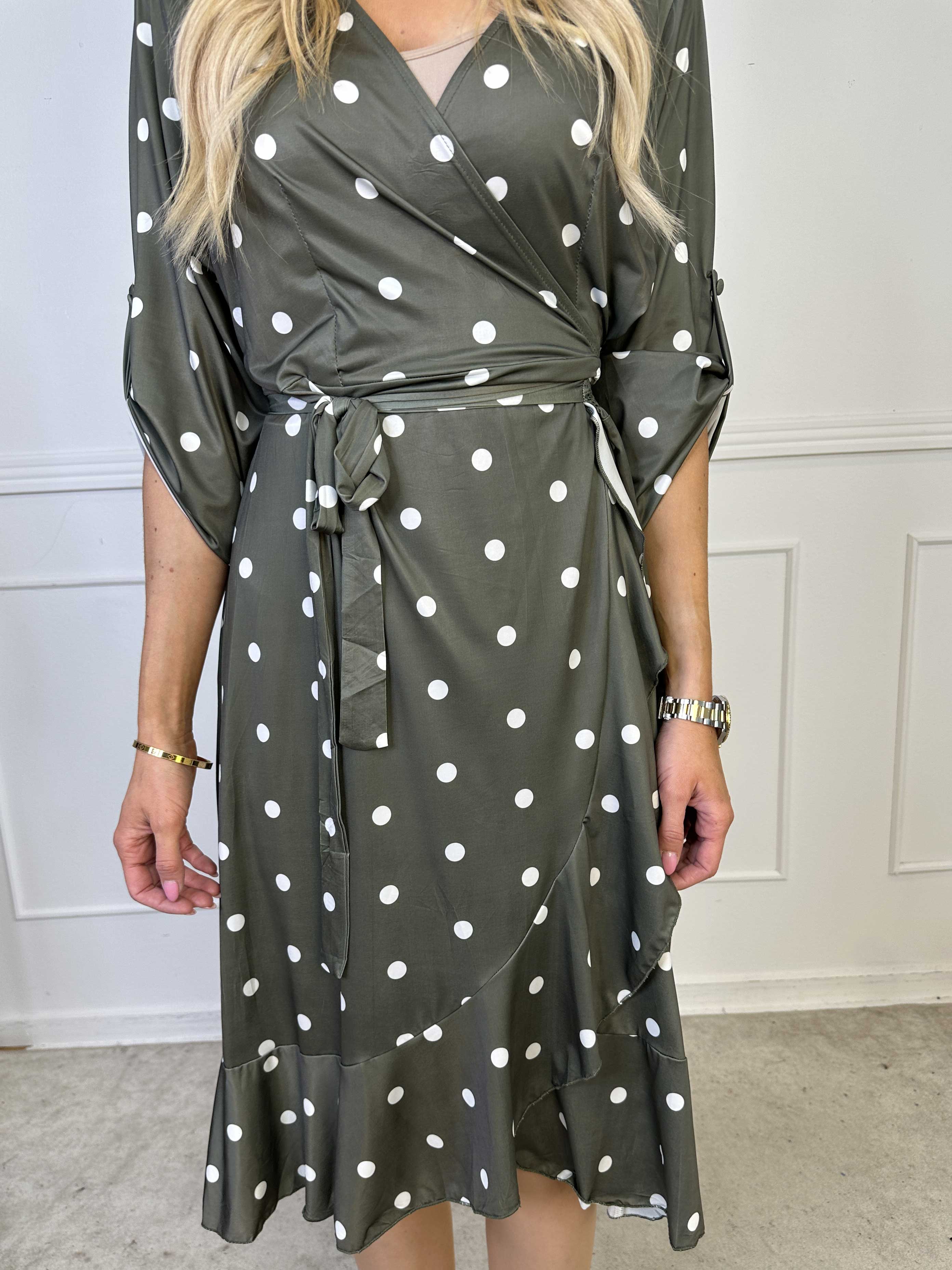 Savina Dot - Elastisk kjole i slå-om-look med prikker og flæsekant